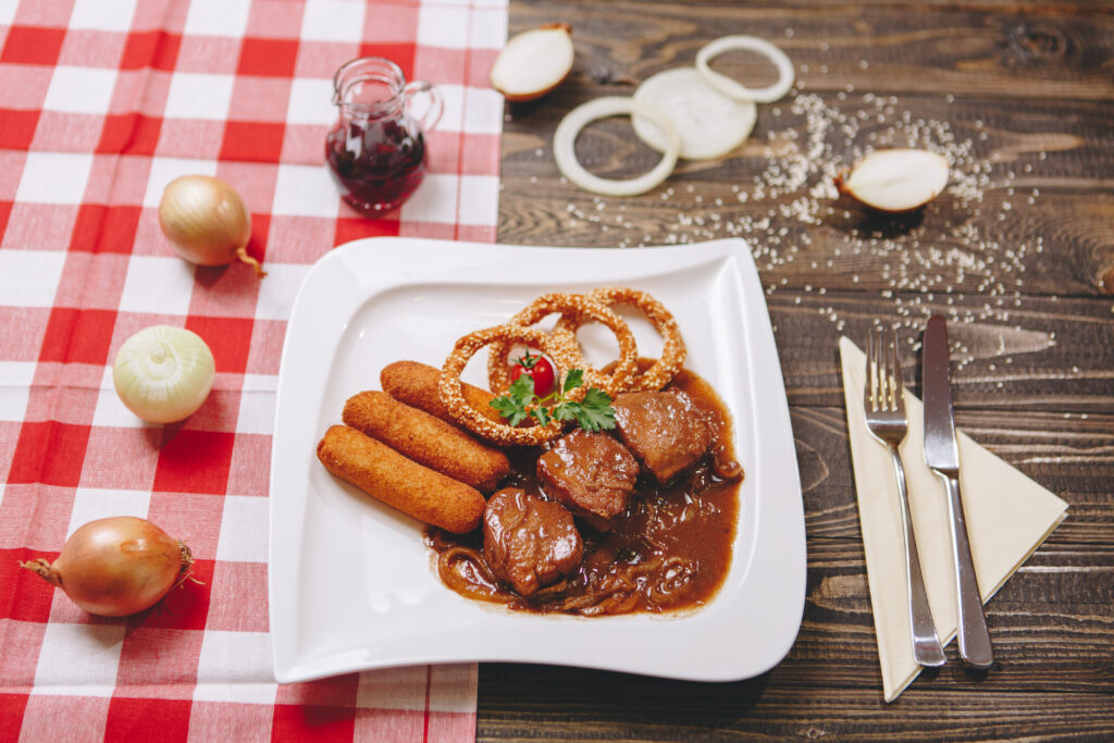 ombolo v čebulno-vinski omaki